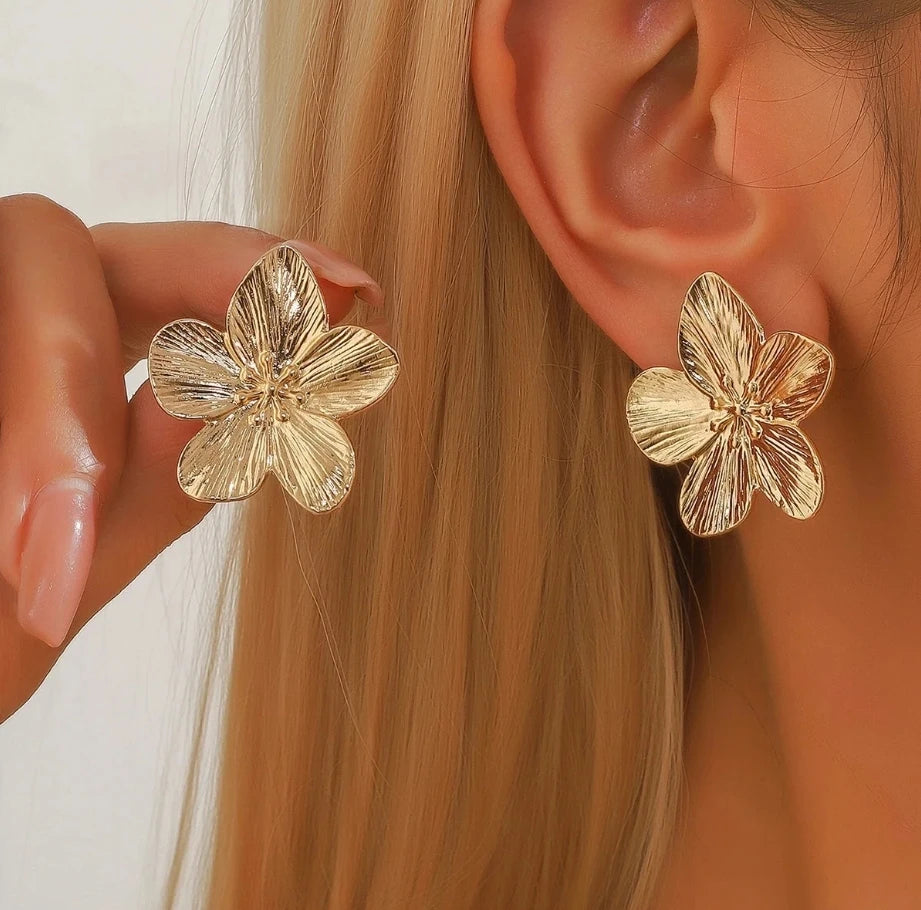 Fleur Vintage Flower Stud Earrings Main image