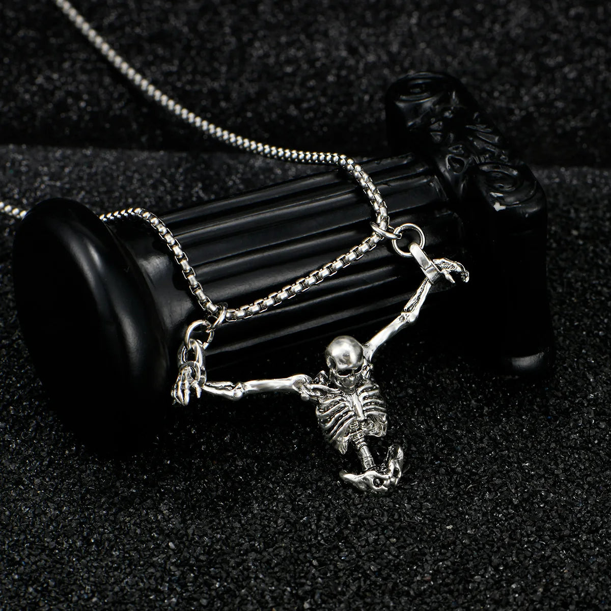 A Fashionable and Creative New Halloween Punk Style Skull Necklace Halloween Gift Main image