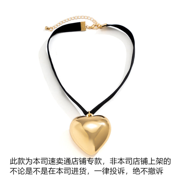 Cora Oversized Heart Velvet Choker Necklace