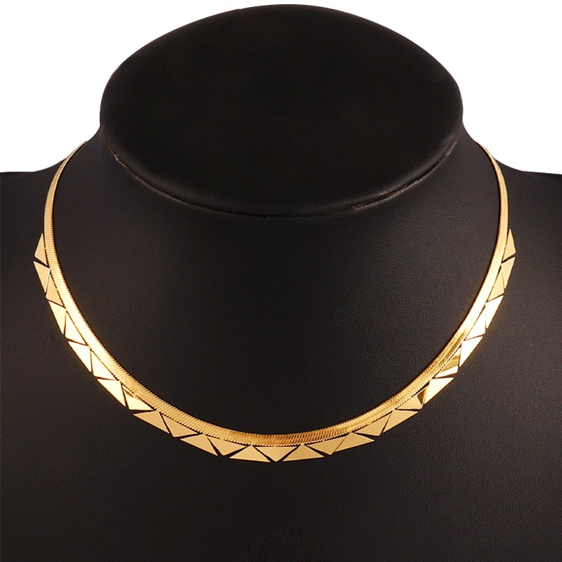 Round Geometric Pendant Necklace Choker